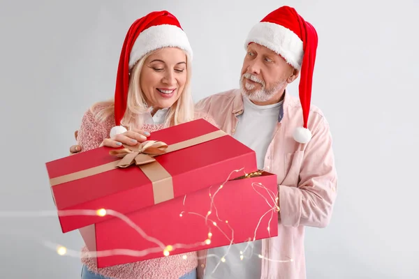 Feliz Casal Maduro Com Presente Natal Fundo Luz — Fotografia de Stock