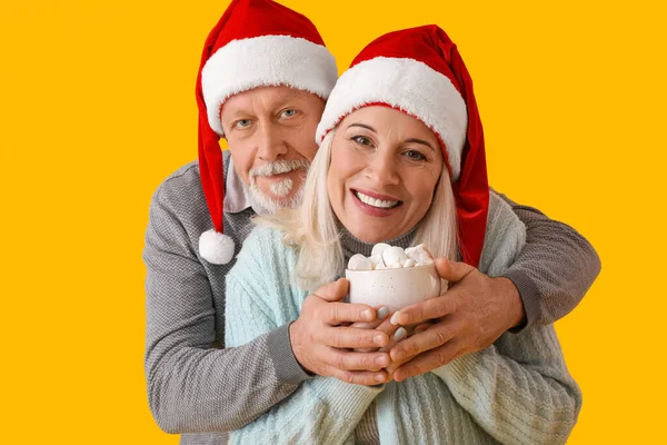 Happy Mature Couple Santa Hats Hot Chocolate Color Background — Stock Photo, Image