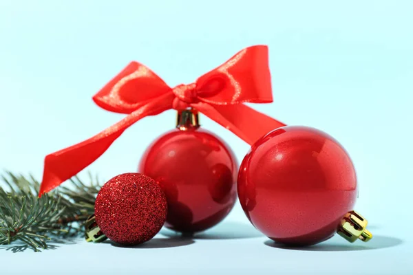 Vackra Julbollar Blå Bakgrund Närbild — Stockfoto