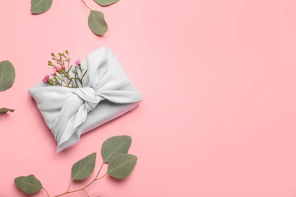 Cadeau Verpakt Stof Met Bloemen Eucalyptus Takken Roze Achtergrond — Stockfoto