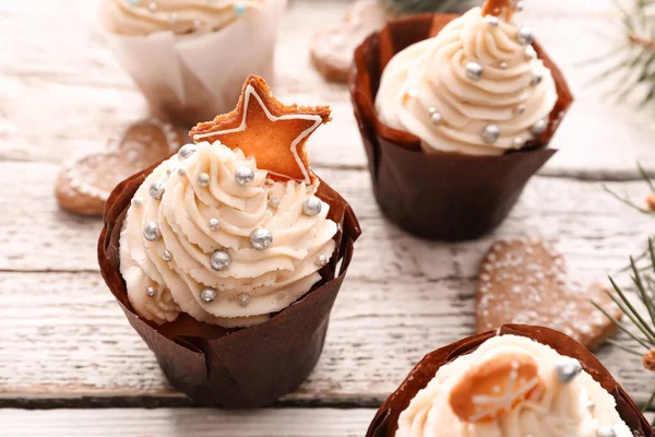 Läckra Christmas Cupcakes Vit Trä Bakgrund — Stockfoto