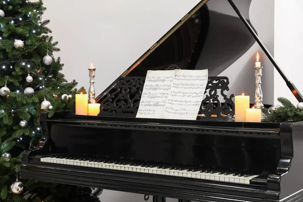 Black Grand Piano Burning Candles Room Decorated Christmas — Stock Photo, Image