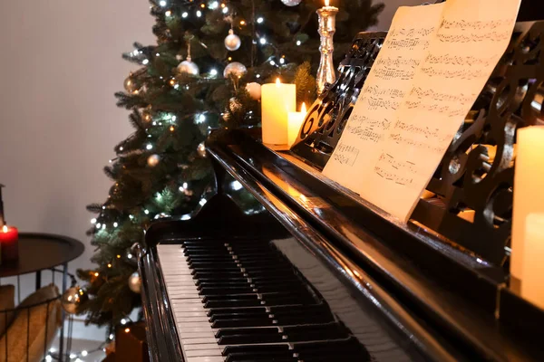 圣诞装饰房间里的大钢琴 上面有便条和燃烧的蜡烛 — 图库照片