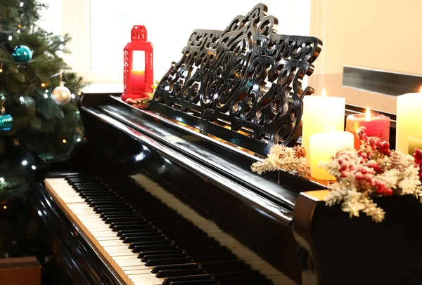 Klavír Hořícími Svíčkami Místnosti Zdobené Vánocům — Stock fotografie