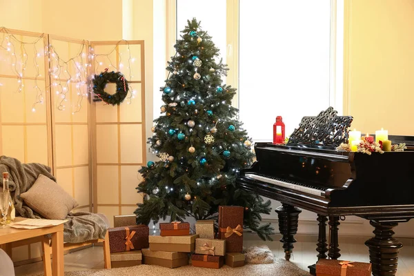 客厅内饰有大钢琴 圣诞树和折叠式屏风 — 图库照片