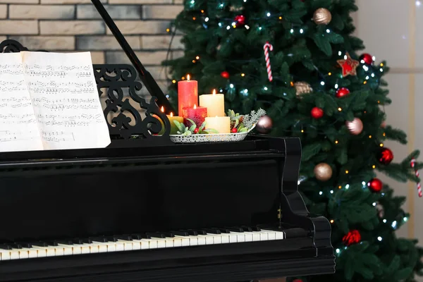 Nagy Zongora Jegyzettömbbel Égő Gyertyákkal Szobában Díszített Karácsonyra — Stock Fotó