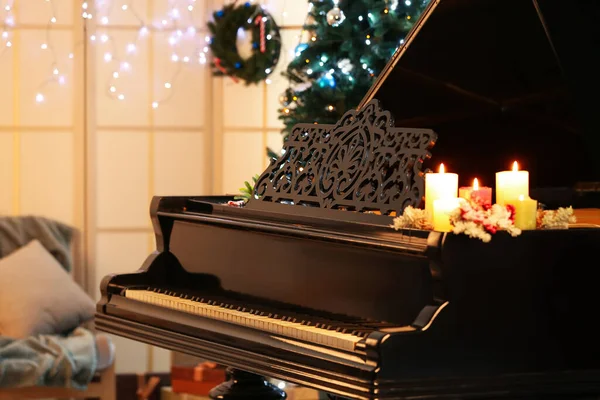 Černé Klavír Hořícími Svíčkami Místnosti Zdobené Vánoce — Stock fotografie
