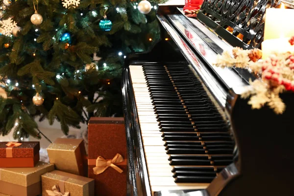 Black Grand Piano Room Decorated Christmas Closeup — Stock Photo, Image