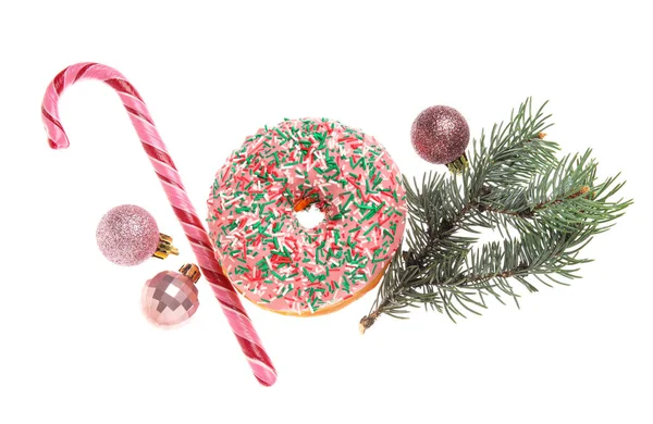 Leckerer Weihnachts Donut Mit Tannenzweig Kugeln Und Zuckerrohr Auf Weißem — Stockfoto