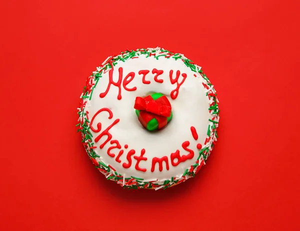 Leckere Weihnachts Donut Auf Rotem Hintergrund — Stockfoto
