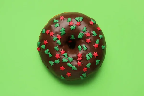Вкусный Рождественский Пончик Зеленом Фоне — стоковое фото