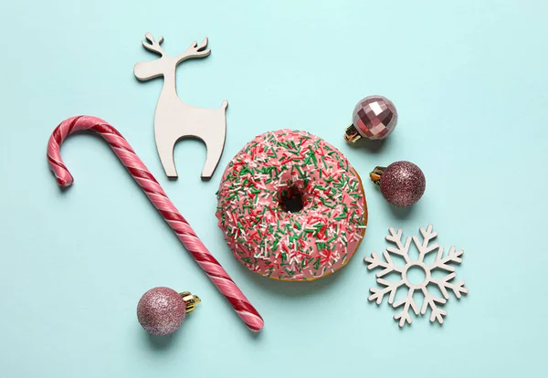 Leckerer Weihnachts Donut Mit Figuren Kugeln Und Zuckerrohr Auf Blauem — Stockfoto