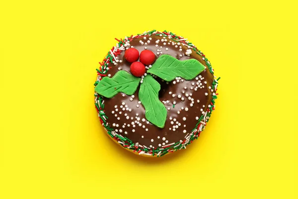 おいしいクリスマスドーナツ上の黄色の背景 — ストック写真