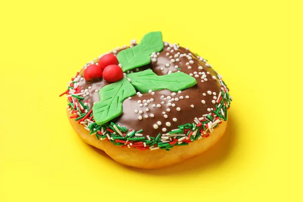 Leckere Weihnachts Donut Auf Gelbem Hintergrund — Stockfoto