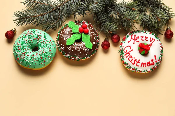 Leckere Weihnachtskrapfen Mit Tannenzweigen Und Kugeln Auf Beigem Hintergrund — Stockfoto