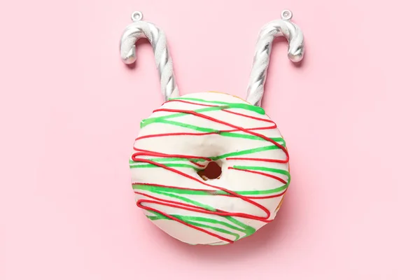 Sabroso Donut Navidad Con Bastones Caramelo Sobre Fondo Rosa — Foto de Stock