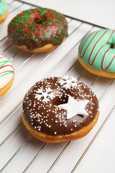 Rejilla Con Sabrosas Rosquillas Navidad Sobre Fondo Blanco Primer Plano — Foto de Stock