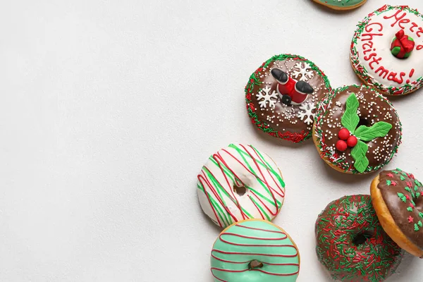 Verschiedene Leckere Weihnachtskrapfen Auf Weißem Hintergrund — Stockfoto