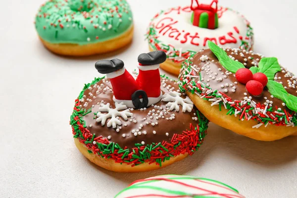 Verschiedene Leckere Weihnachtskrapfen Auf Weißem Hintergrund Nahaufnahme — Stockfoto