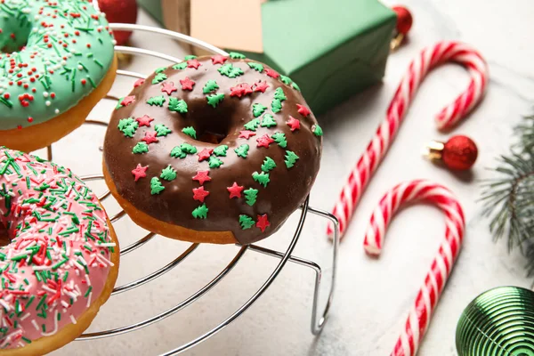 Gitter Mit Leckeren Weihnachtskrapfen Auf Hellem Hintergrund Nahaufnahme — Stockfoto