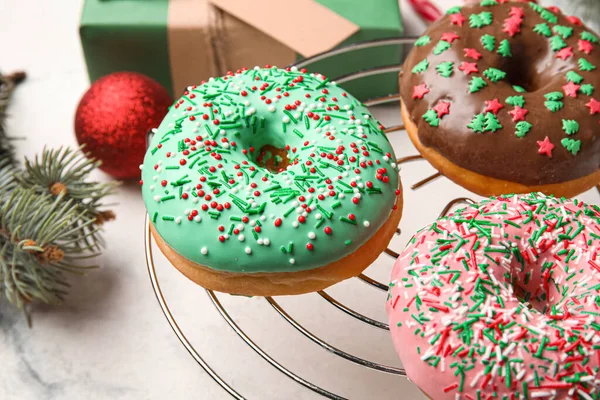 Grid Tasty Christmas Donuts Light Background Closeup — Stock Photo, Image