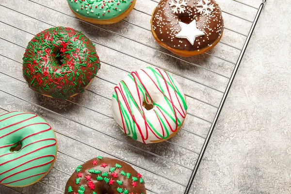 Rejilla Con Sabrosas Rosquillas Navidad Sobre Fondo Claro — Foto de Stock