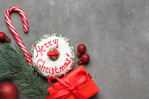 Leckerer Weihnachts Donut Mit Tannenzweig Kugeln Und Zuckerrohr Auf Grauem — Stockfoto