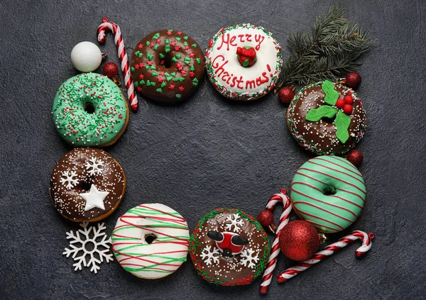 Cadre Beignets Noël Savoureux Avec Branche Sapin Boules Cannes Bonbons — Photo