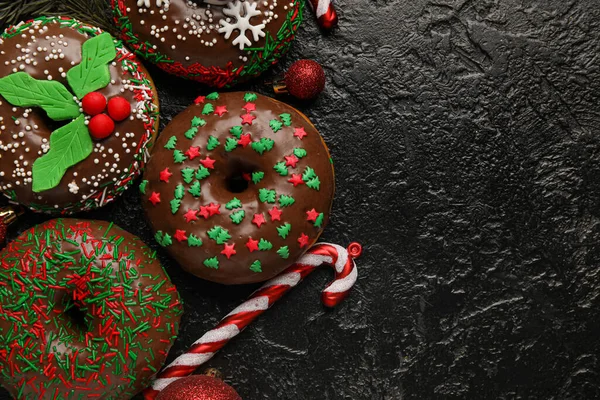 Leckere Weihnachtskrapfen Mit Kugeln Und Zuckerrohr Auf Dunklem Hintergrund — Stockfoto