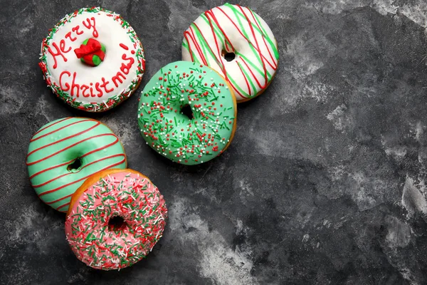 Leckere Weihnachtskekse Auf Grauem Hintergrund — Stockfoto