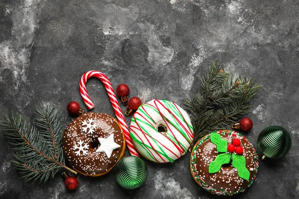 Leckere Weihnachtskrapfen Mit Tannenzweigen Kugeln Und Zuckerrohr Auf Grauem Hintergrund — Stockfoto