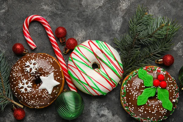 Savoureux Beignets Noël Avec Branches Sapin Boules Canne Bonbons Sur — Photo