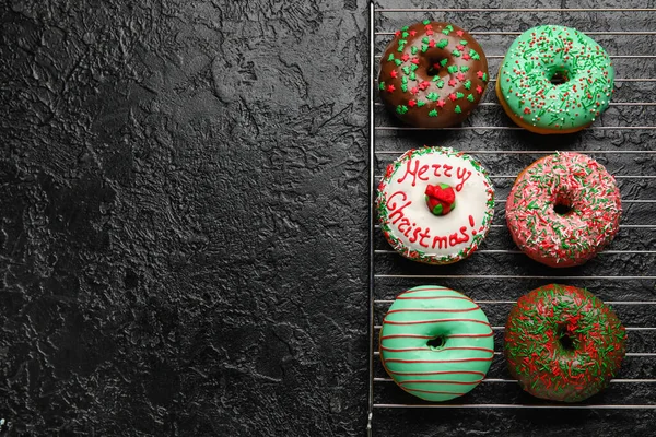 Сетка Вкусными Рождественскими Пончиками Темном Фоне — стоковое фото