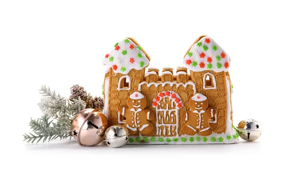 Güzel zencefilli kurabiye evi ve beyaz arka planda izole edilmiş Noel dekoru.
