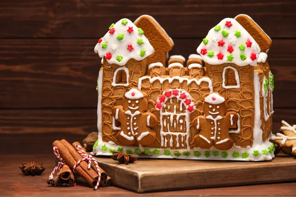 Board Beautiful Gingerbread House Wooden Background — Stock Photo, Image