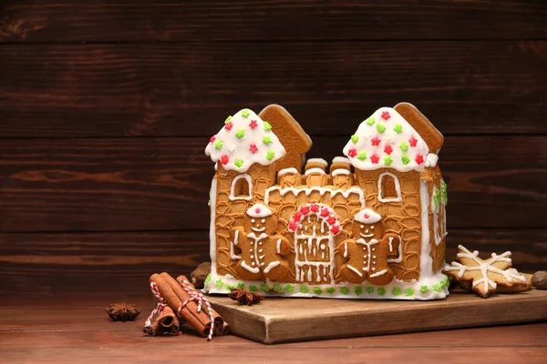 Tahta arka planda zencefilli ekmek evi olan bir tahta.