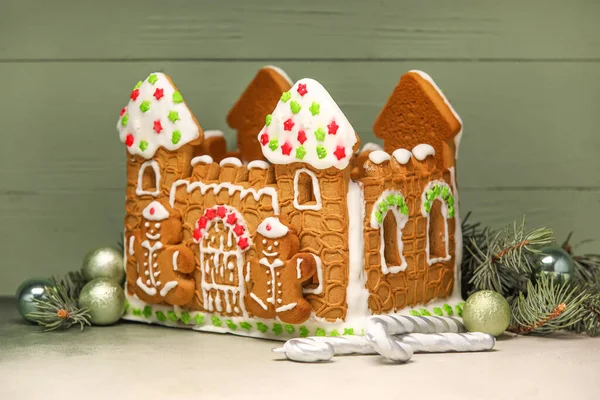 Zencefilli kurabiye evi ve masada güzel bir Noel dekoru.