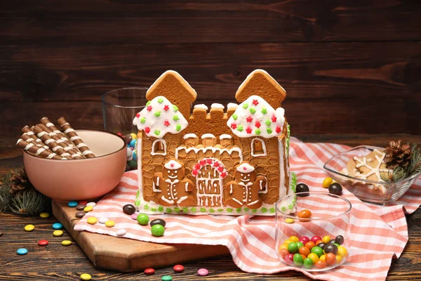 Board Beautiful Gingerbread House Treats Wooden Background — Stock Photo, Image