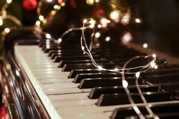 Piyano tuşlarında parlayan ışıklar, yakın plan