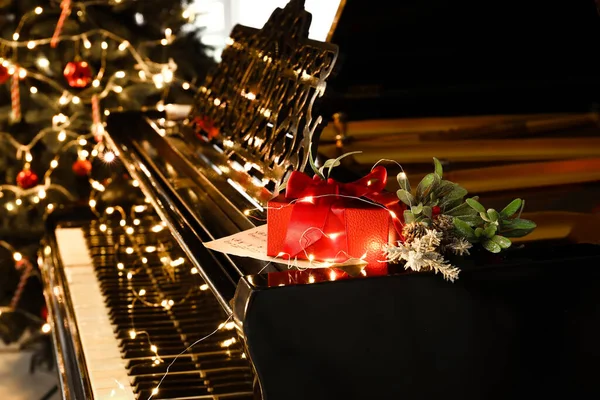 Gift Box Glowing Lights Rowan Note Sheet Grand Piano Closeup — Stock Photo, Image