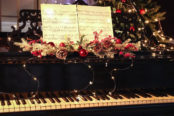 Gran Piano Con Hermosa Decoración Navidad Luces Brillantes Hojas Notas — Foto de Stock