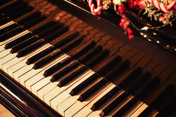 Fekete Nagy Zongora Díszített Karácsonyra Közelkép — Stock Fotó