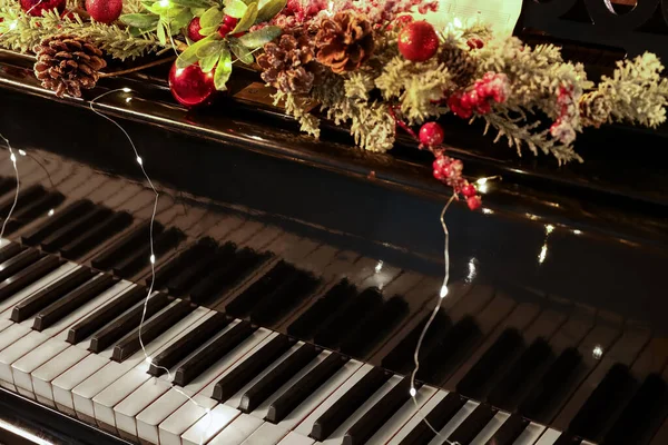 Gran Piano Con Hermosa Decoración Navidad Luces Brillantes Primer Plano — Foto de Stock