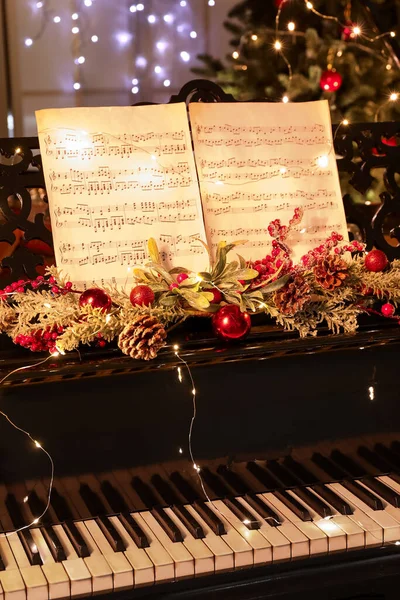 Gran Piano Con Hermosa Decoración Navidad Luces Brillantes Hojas Notas — Foto de Stock