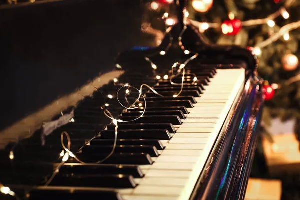 Grand Zongora Izzó Fények Szobában Díszített Karácsonyra Közelkép — Stock Fotó