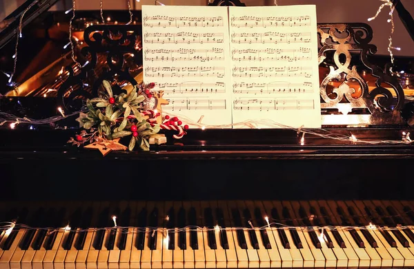 グランドピアノで美しいクリスマスの装飾が施されたノートシート — ストック写真