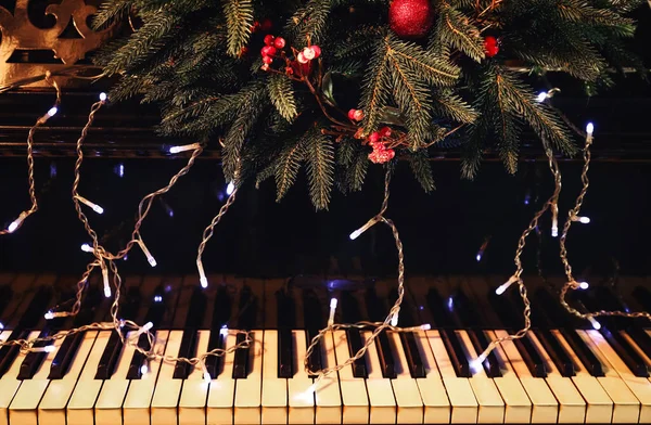 Piano Grande Com Ramos Abeto Luzes Brilhantes Close — Fotografia de Stock