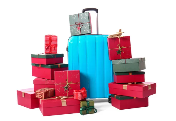 Koffer Und Verschiedene Geschenkboxen Auf Weißem Hintergrund Weihnachtsferien Konzept — Stockfoto