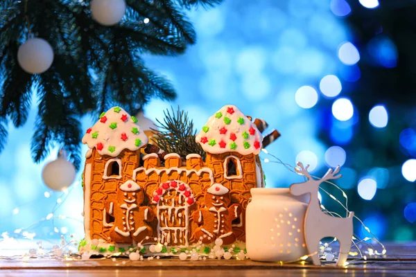 Gyönyörű Mézeskalács Ház Karácsonyi Dekoráció Asztalon Homályos Háttér — Stock Fotó