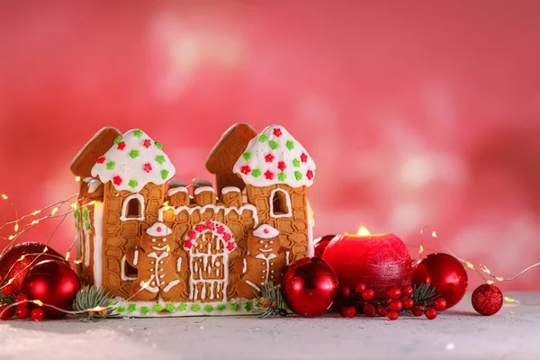 Güzel zencefilli kurabiye evi ve Noel dekoru bulanık arka planda.